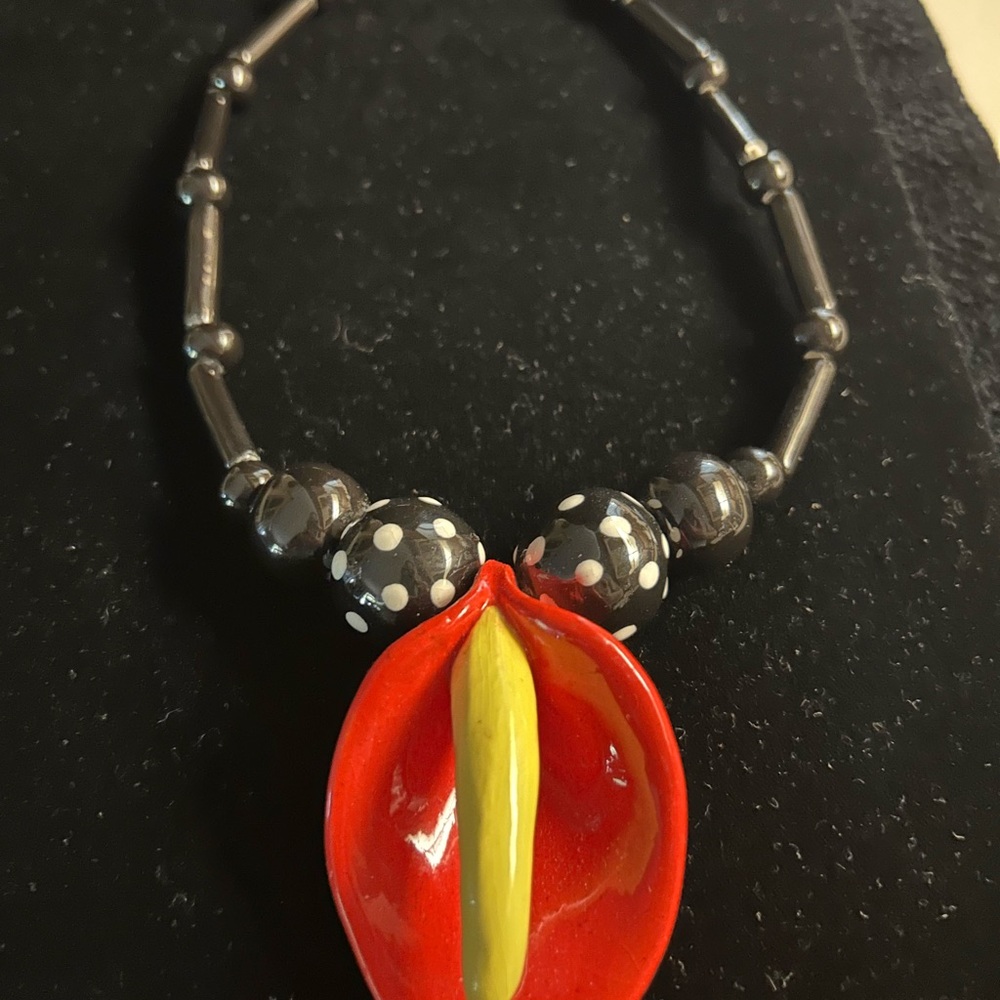 VINTAGE SIGNED “PARROT PEARL CERAMIC CALLA LILY” NECKLACE